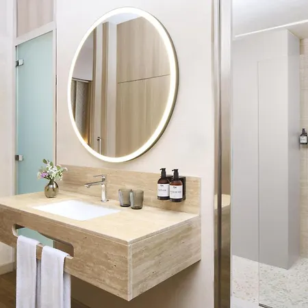 Ξενοδοχείο Nh Center 4*