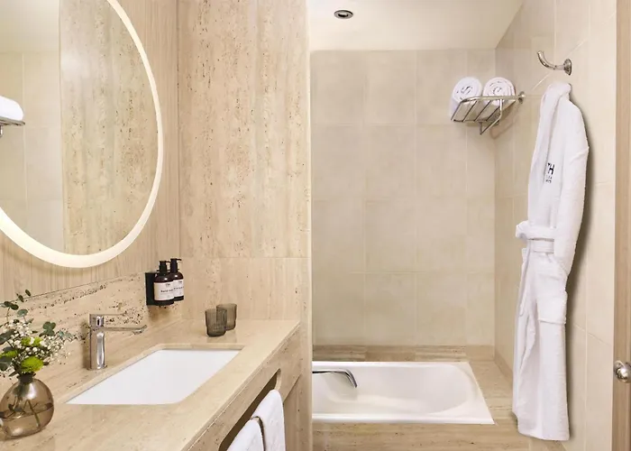 Nh Center 4* Valence